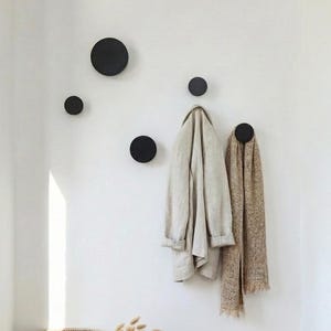 Czarne haczyki ścienne w kropki, zestaw 7 szt., lite drewno, styl nordycki