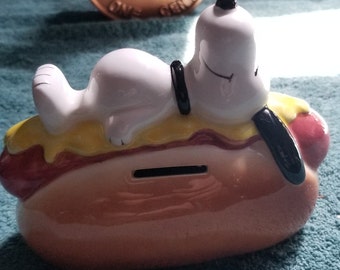 1966年製ヴィンテージのスヌーピー陶器製コインバンク。タキシード姿の