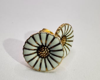 Kolczyki Daisy ze srebra próby 925 Georg Jensen z białą emalią w stylu vintage