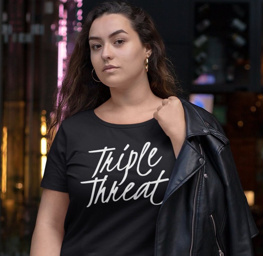 トリプル スレット | ユニセックス ソフトスタイル T シャツ - Etsy 日本 TRIPLE THREAT ブラックTシャツ