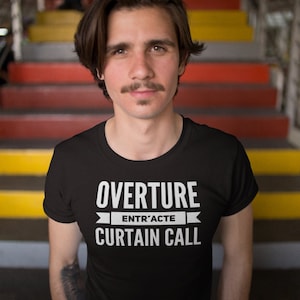 Puede incluir: Una camiseta negra con texto blanco que dice "OVERTURE ENTR'ACTE CURTAIN CALL".