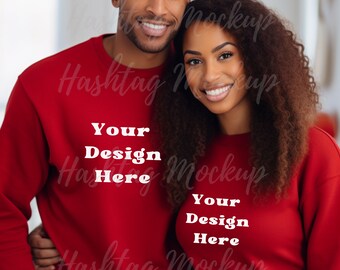 Maqueta de sudadera roja Gildan 18000, pareja y amigos (descarga digital)