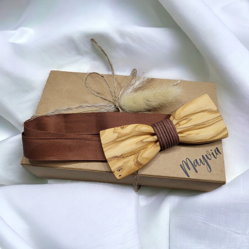 Holzfliege aus Olivenholz Schmuck aus Edelholz inklusive Geschenkbox Accessoires zur Hochzeit rustikal Fliege mit eckiger Kante Bild 3