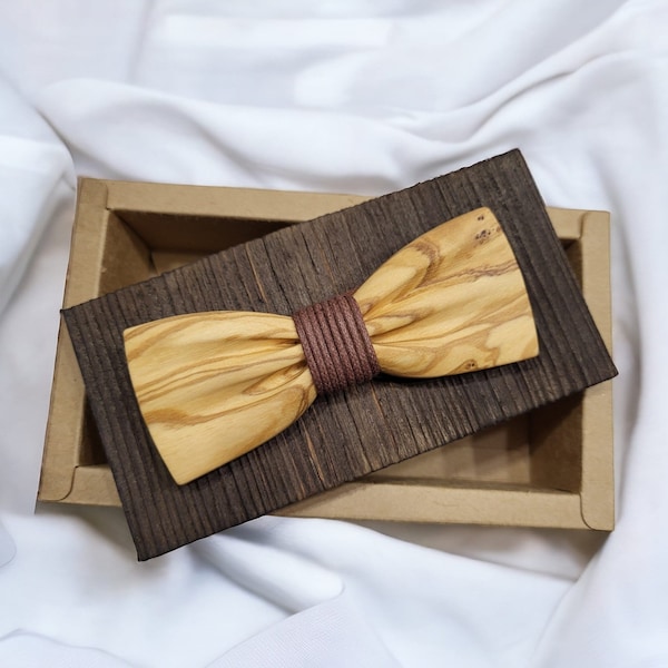 Holzfliege aus Olivenholz | Schmuck aus Edelholz inklusive Geschenkbox| Accessoires zur Hochzeit rustikal | Fliege mit eckiger Kante