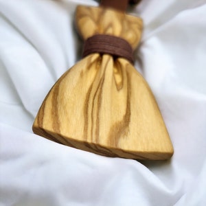 Holzfliege aus Olivenholz Schmuck aus Edelholz inklusive Geschenkbox Accessoires zur Hochzeit rustikal Fliege mit eckiger Kante Bild 5