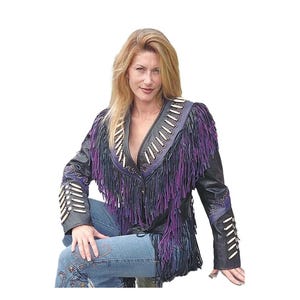 Könnte beinhalten: Schwarze Lederjacke mit lila Fransen und knochenartigen Verzierungen. Die Jacke hat einen V-Ausschnitt und ist mit Nieten verziert. Ärmel und Schultern haben zusätzliche dekorative Elemente.