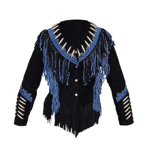 Chaqueta vaquera de ante negro con flecos: detalle de hueso y tachuelas