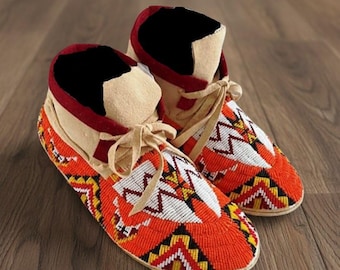 Handgemaakte mocassins met rode kralen voor dames – Native Powwow, bruiloftsschoenen ZMC652