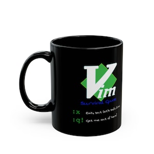 Może przedstawiać: Czarny ceramiczny kubek z napisem "Vim" w kolorze białym, na tle zielonego rombu. Tekst "Survival Guide" i monity poleceń są wydrukowane w kolorze niebieskim i zielonym. Kubek ma czarny uchwyt.
