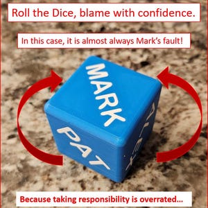 Peut inclure: Un dé bleu avec des lettres blanches. Les faces affichent des noms comme "MARK" et "PAT". L'image comprend le texte "Lancez les dés, blâmez avec confiance" et "Parce que prendre ses responsabilités est surestimé..."