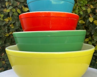 Ensemble vintage de bols à mélanger multicolores en Pyrex « Couleurs primaires » avec cachet ancien au dos