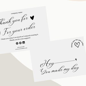 Op de afbeelding: Twee bedankkaartjes met zwarte tekst op een witte achtergrond. De eerste kaart zegt "Bedankt voor Voor uw bestelling" met hartjes en social media-iconen. De tweede kaart zegt "Hé Je hebt mijn dag gemaakt" met een hartje en een aanhalingsteken.