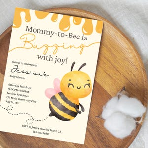 Invitación editable para baby shower de mamá a abeja / Plantilla editable con temática de abejas / Invitación para bebé de género neutro / Descarga de Canva / ¡Llena de alegría!
