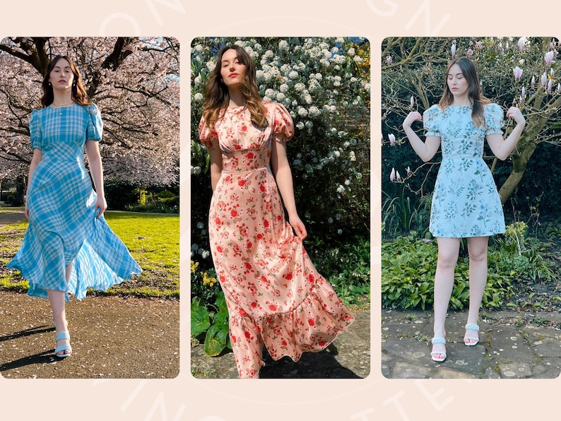 Op de afbeelding: Drie vrouwen dragen verschillende bloemenprintjurken met pofmouwen. De jurken zijn in tinten blauw, roze en wit. De vrouwen staan voor een achtergrond van groene bomen en bloemen.