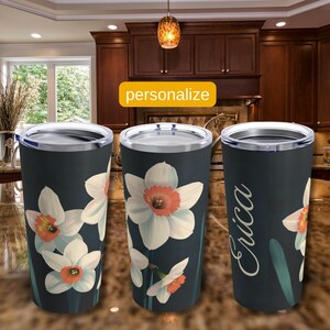 Geburtsblume März personalisierter Becher // Narzissen Thermotasse // Geburtsmonat Floral 20 Unze Tasse // Muttertagsgeschenk für die neue Mama