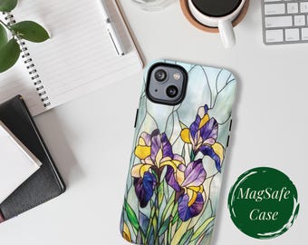 Puede incluir: Funda de teléfono con un diseño de vidriera con flores de iris amarillas y moradas. La funda tiene un borde negro y las palabras "MagSafe Case" en un círculo verde.