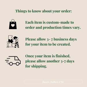 Op de afbeelding: Illustratie van een boodschappentas, een puzzel en een bestelwagen met de tekst: "Wat je moet weten over je bestelling: Elk item wordt op maat gemaakt en de productietijden vari&euml;ren. Houd rekening met 3-7 werkdagen voor het maken van je item. Zodra je item klaar is, houd dan nog eens 3-7 dagen rekening met de verzending. flowers, feathers & fur"