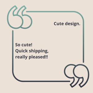 Op de afbeelding: Een zwart-witte citaatframe met een teal rand. De tekst in het frame luidt "So cute! Quick shipping, really pleased!!" en "Cute design."