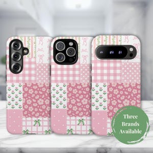 Puede incluir: Tres fundas para teléfono con un diseño de patchwork en rosa y blanco. Las fundas presentan patrones como cuadros, estrellas y estampados florales. También se ven lazos verdes y el texto "Three Brands Available".
