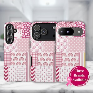 Puede incluir: Tres fundas para teléfono con un diseño de patchwork en tonos rosa y blanco. Los patrones incluyen estrellas, lazos, arcoíris y cuadros. Un gráfico circular indica "Three Brands Available" con una cinta rosa.