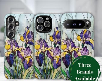 Puede incluir: Tres fundas para teléfono con un diseño de iris de vidriera en morado, amarillo y verde. Las fundas tienen un fondo azul claro y una superficie de mármol blanco. Un círculo verde con el texto "Three Brands Available" es visible.