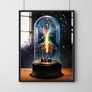 Op de afbeelding: Een glazen stolp omsluit een gloeiende, veelkleurige, elektrische vonk die uit een klein, metalen voorwerp komt. De stolp staat op een houten voet met een zwart, rond platform. De achtergrond is een donkere, wazige ruimte met kleurrijke stippen die overal verspreid zijn.