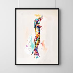 Op de afbeelding: Een kleurrijk aquarel schilderij van een arm die met een hand reikt. De arm is gedetailleerd met ingewikkelde patronen en kleuren, die lijken op een menselijke anatomie-illustratie. De achtergrond is een zachte, lichte kleurwas.