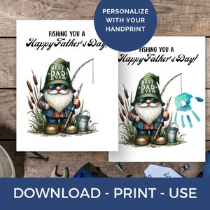 Könnte beinhalten: Druckbare Vatertagskarte mit einem Cartoon-Zwerg mit einer Angelrute und einem Eimer. Die Karte trägt den Text "Fishing you a Happy Father's Day!" und "Best Dad Ever". Die Karte ist so konzipiert, dass sie mit einem Handabdruck personalisiert werden kann.