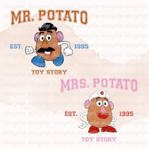 Könnte beinhalten: Eine digitale Illustration von Mr. und Mrs. Potato Head aus dem Toy Story-Film-Franchise. Das Bild zeigt die Figuren in ihrem klassischen Cartoon-Stil, wobei Mr. Potato Head in Blau und Mrs. Potato Head in Rot dargestellt sind. Der Text "EST. 1995" und "TOY STORY" ist im Bild enthalten.