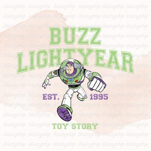 Peut inclure: Un graphique vert et blanc avec le texte "BUZZ LIGHTYEAR EST. 1995 TOY STORY" et une image de dessin animé de Buzz l'Éclair de la franchise de films Toy Story.