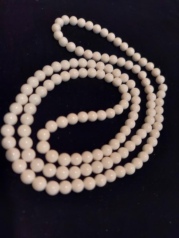 Continuous strand (has no clasp) white glass bead… - image 2