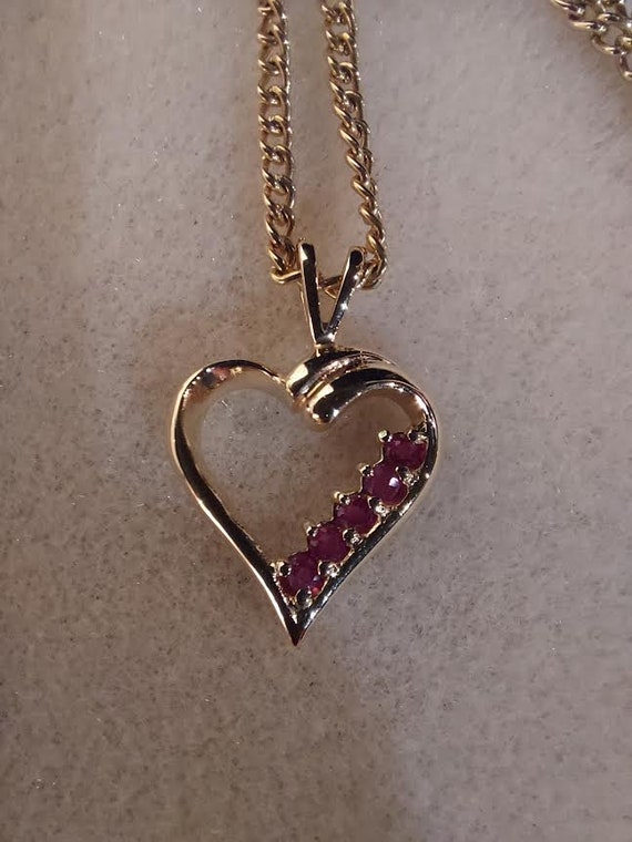 Gold tone heart shaped pendant has 5 rose-red fac… - image 6