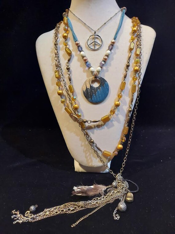 Bargain bundle  has 7 necklaces 5 bracelets and 1… - image 4