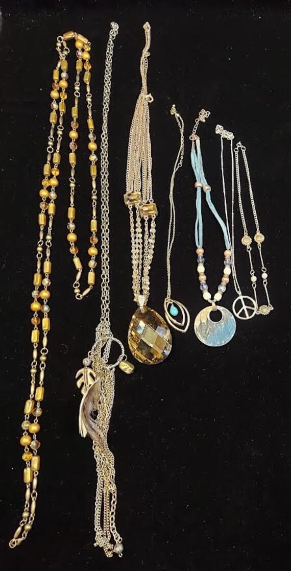 Bargain bundle  has 7 necklaces 5 bracelets and 1… - image 6