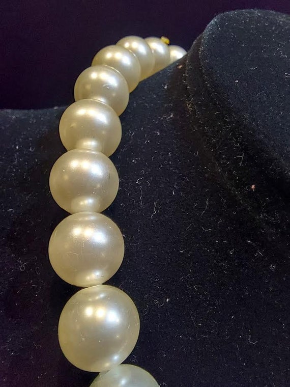 Plastic pearlized beads on 14" long classic "pear… - image 4