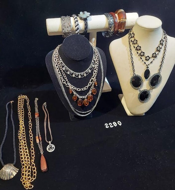 Bargain bundle of vintage jewelry has 9 necklaces 