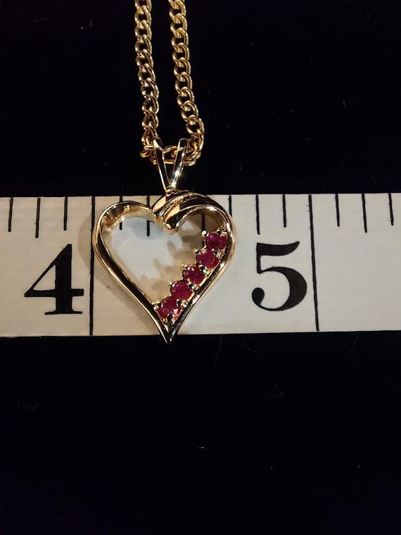Gold tone heart shaped pendant has 5 rose-red fac… - image 4