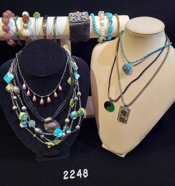 Bargain bundle of vintage jewelry has 5 necklaces 