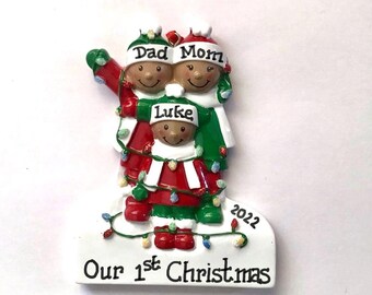 Familia afroamericana de tres: orgullosos padres y abuelos. Adorno navideño personalizado para la primera Navidad del bebé (con opción de perro/gato).