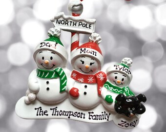 Adorno navideño personalizado con tres muñecos de nieve en el Polo Norte: familia de tres (padres orgullosos y abuelos) con mascota opcional.