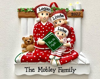 Adorno navideño personalizado para la familia en pijama (3 personas): padres primerizos, abuelos, con opción de gato o perro.