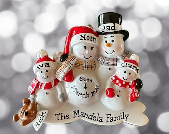 4 Erwartete Familie - Erwarte drittes Baby-Schwangeres Schneemann Paar-Personalisierte Weihnachtsverzierung-Wir erwarten Schwangerschaftansage