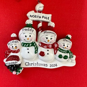 4 sneeuwpoppen op de noordpool - gezin van vier - gepersonaliseerd kerstornament met optionele kat of hond