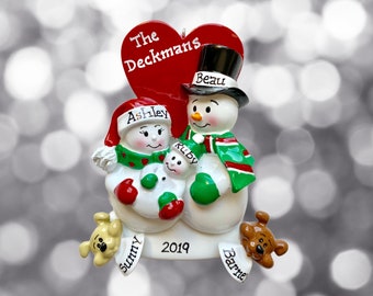 Padres orgullosos - Padres primerizos - Muñecos de nieve - Familia de tres - Nuestra nueva familia - Primer cumpleaños del bebé - Abuelos - Adorno navideño personalizado - Opción perro/gato