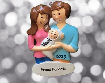 Padres orgullosos - Padres primerizos - Familia de tres - Nuestra nueva familia - Primer cumpleaños del bebé - Adorno navideño personalizado - Opción perro/gato