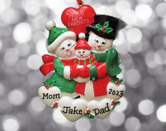 Padres orgullosos - Padres primerizos - Muñecos de nieve - Familia de tres - Nuestra nueva familia - Primer cumpleaños del bebé - Abuelos - Adorno navideño personalizado - Opción perro/gato