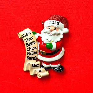 Santa&#39;s Schöne Liste - Bis zu 8 Namen - Familie mit Acht - Kollegen - Freunde - Personalisierte Weihnachtsverzierung - Frech oder Schön