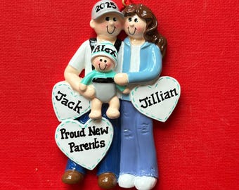 Padres orgullosos - Padres primerizos - Familia de tres - Nuestra nueva familia - Primer bebé - Abuelos - Adorno navideño personalizado - Opción perro/gato