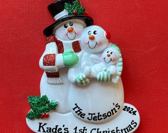 Nuevos padres - 3 muñecos de nieve - Familia de tres - Nuestra nueva familia - Primer cumpleaños del bebé - Abuelos - Adorno navideño personalizado - Opción perro/gato