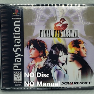 Peut inclure: Boîtier de jeu PlayStation Final Fantasy VIII. La couverture présente quatre personnages avec une femme en arrière-plan. Le boîtier du jeu est dans un étui en plastique transparent avec le logo PlayStation sur le côté. Le texte "NO Disc" et "NO Manual" est écrit sur le boîtier.
